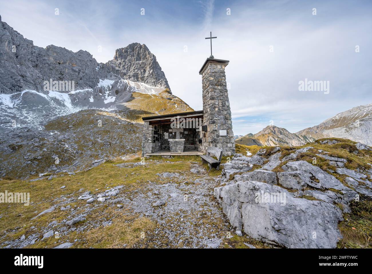 Lamsenjoch Chapel, mémorial pour les alpinistes morts dans un accident, en automne, sommet rocheux du Lamsenpitze, Karwendel, Tyrol, Autriche Banque D'Images