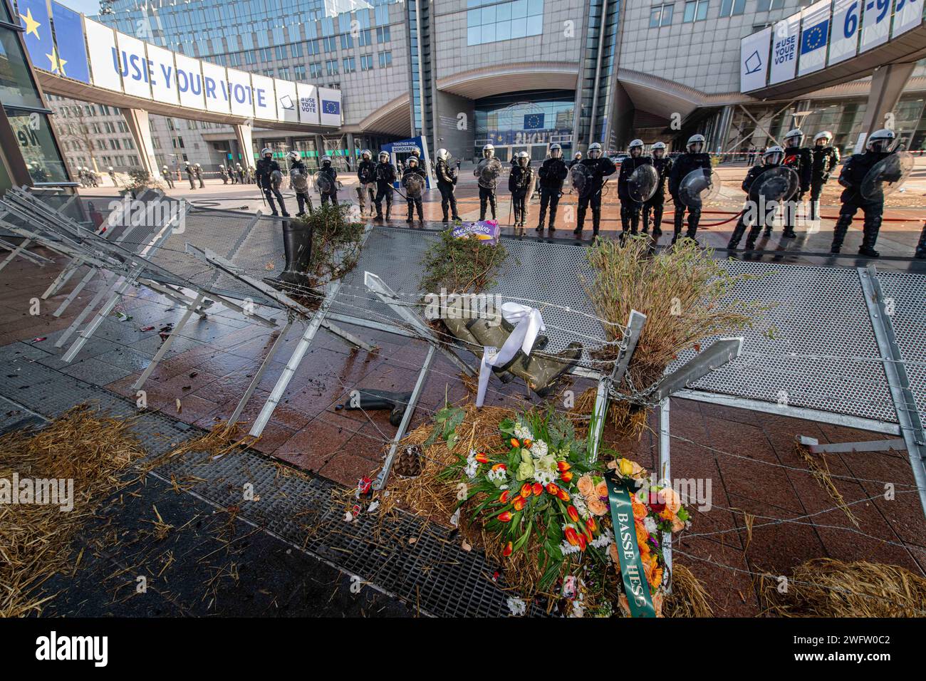 BRUXELLES - manifestation des agriculteurs dans la capitale belge, ici au Parlement européen. Le sommet européen se tient à Bruxelles. Les agriculteurs manifestent contre les règles agricoles qu'ils estiment être une concurrence trop stricte et déloyale à l'intérieur des frontières européennes. ANP JONAS roosens netherlands Out - belgique Out Banque D'Images
