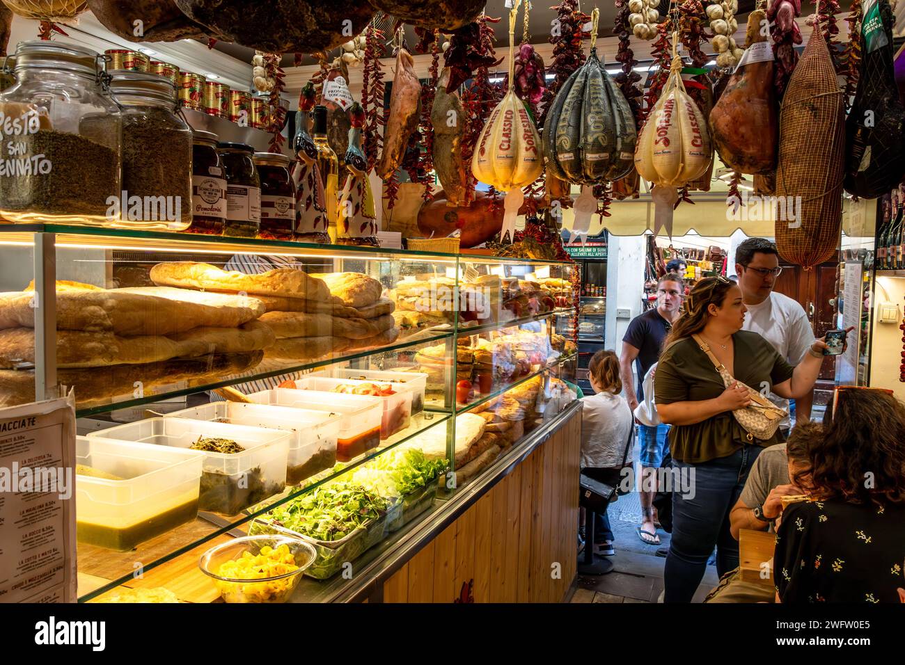 Les gens à l'intérieur de la Prosciutteria Firenze, une petite sandwicherie traditionnelle bondé et populaire sur la via dei Neri, Florence, Italie Banque D'Images