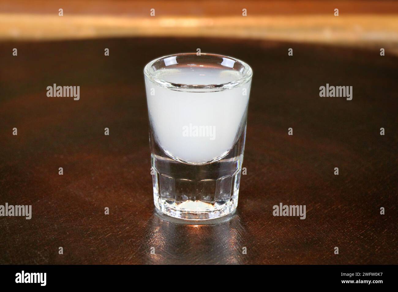 Ouzo ou raki - boisson alcoolisée forte traditionnelle à l'anis des balkans sur la table en gros plan. Banque D'Images