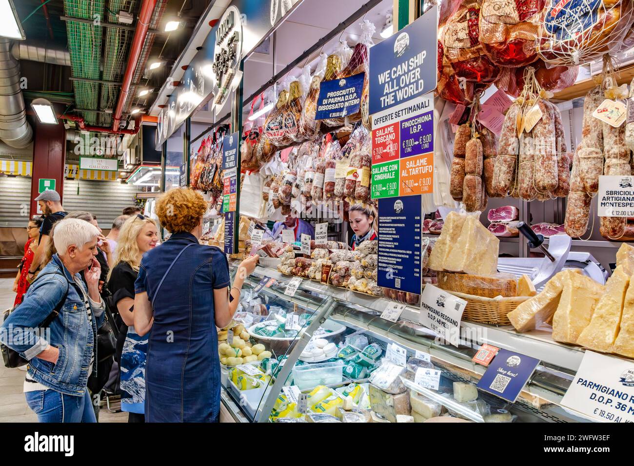 Les gens font des courses dans une épicerie fine pour la charcuterie et le fromage à Florence Mercato Centrale, un marché populaire de produits frais et de produits frais à Florence, en Italie Banque D'Images