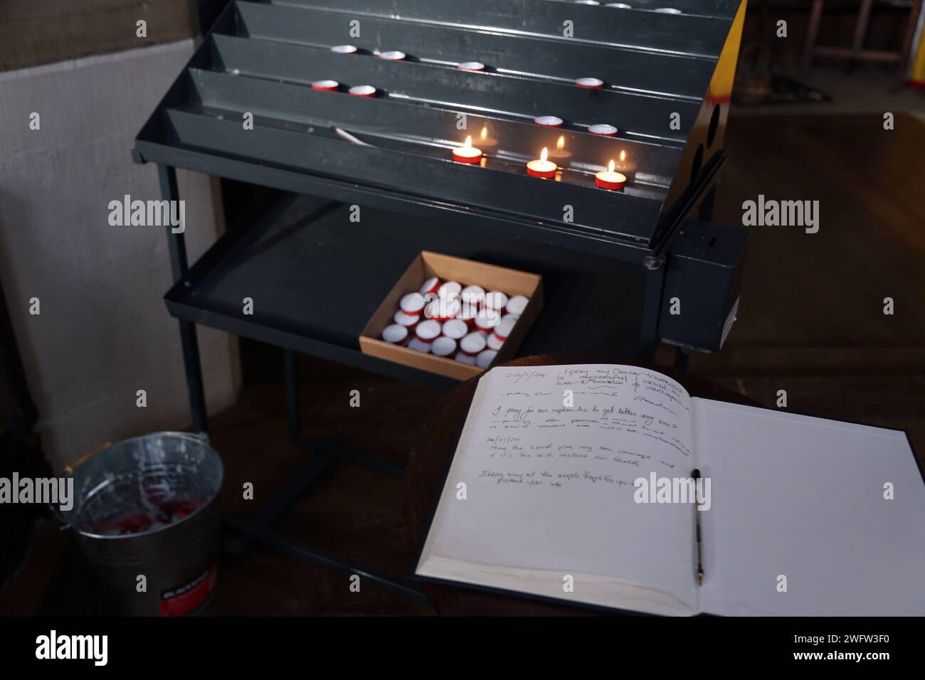 St Luke's Church Votive Candles and Prayer Book Sydney Street Chelsea Londres Angleterre Banque D'Images