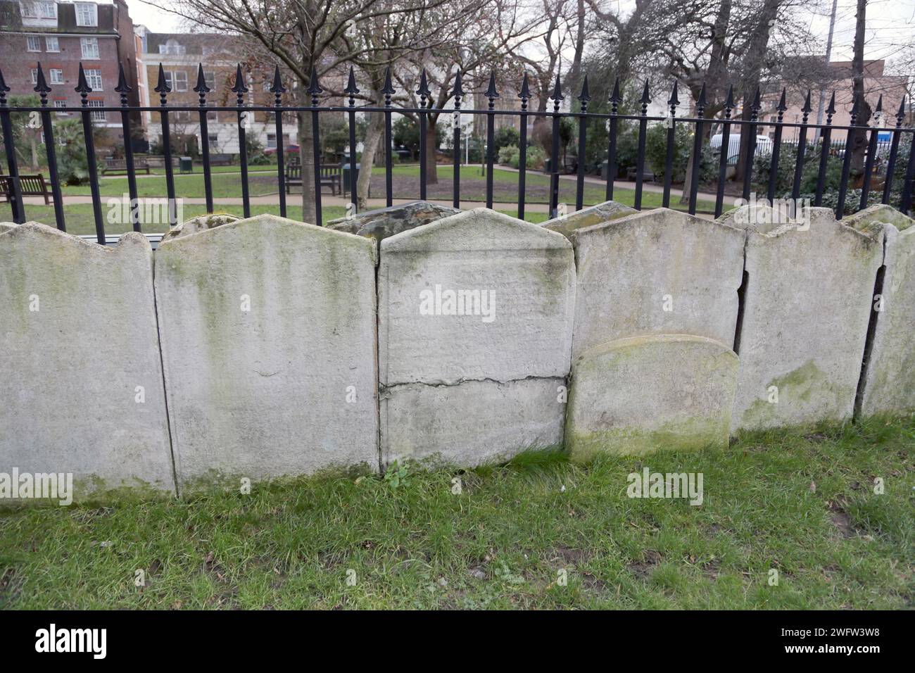 St Luke's Church Burial Ground a été converti en jardin public en 1881, les pierres tombales ont été placées pour former un mur limite Sydney Street Chelsea Lo Banque D'Images