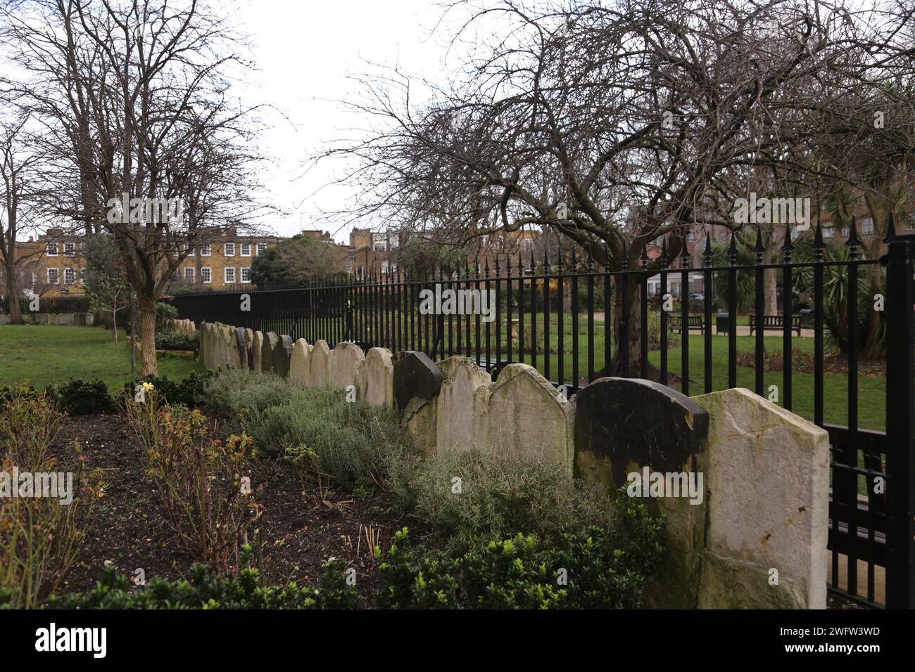 St Luke's Church Burial Ground a été converti en jardin public en 1881, les pierres tombales ont été placées pour former un mur limite Sydney Street Chelsea Lo Banque D'Images