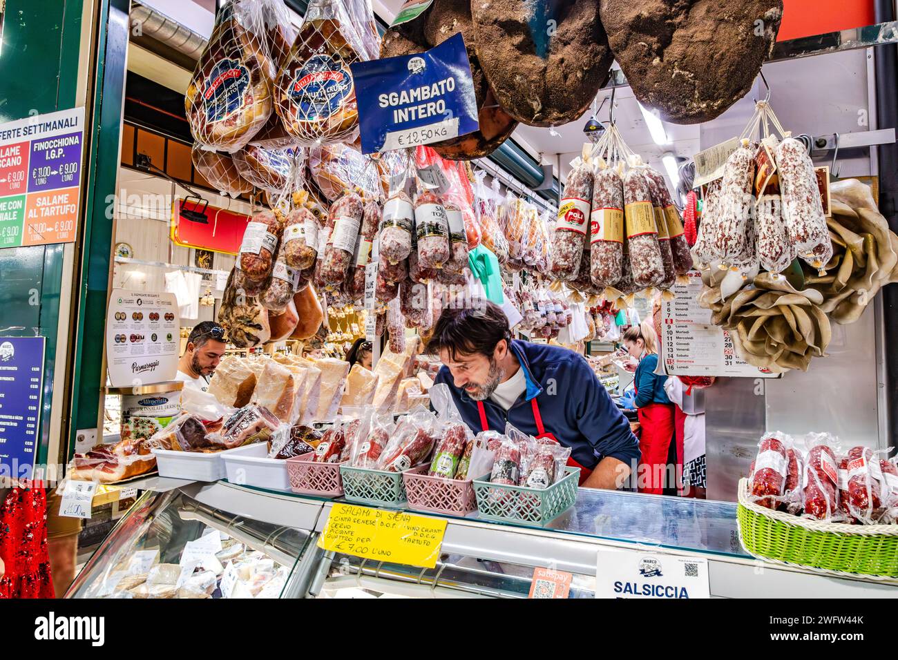 Salami et autres charcuteries et fromages en vente à Florence Mercato Centrale, un marché populaire de produits frais et de produits frais à Florence, en Italie Banque D'Images
