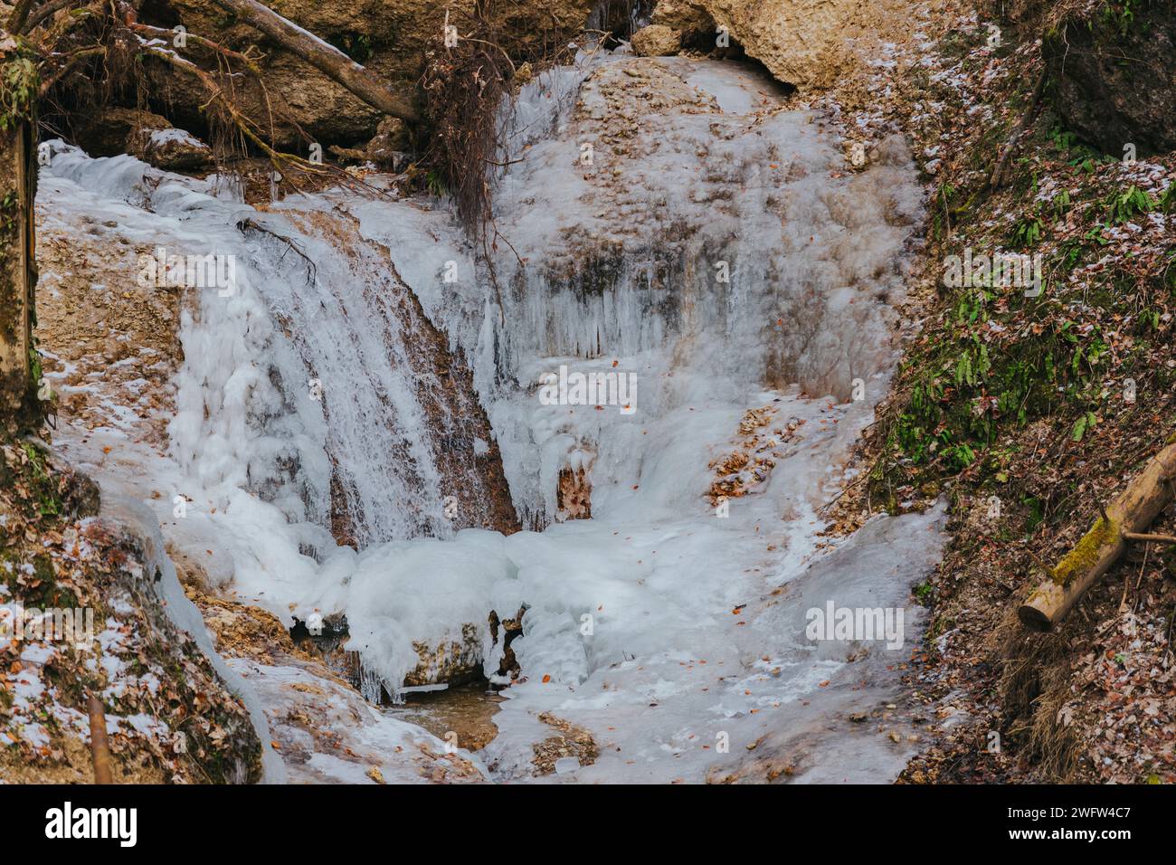 Formation de glace et fonte à une cascade de montagne majestueuse Banque D'Images