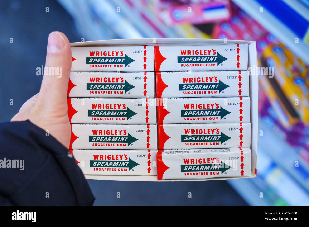 Tyumen, Russie-25 novembre 2023 : chewing-gum à la menthe verte fabriqué par Wrigley Banque D'Images