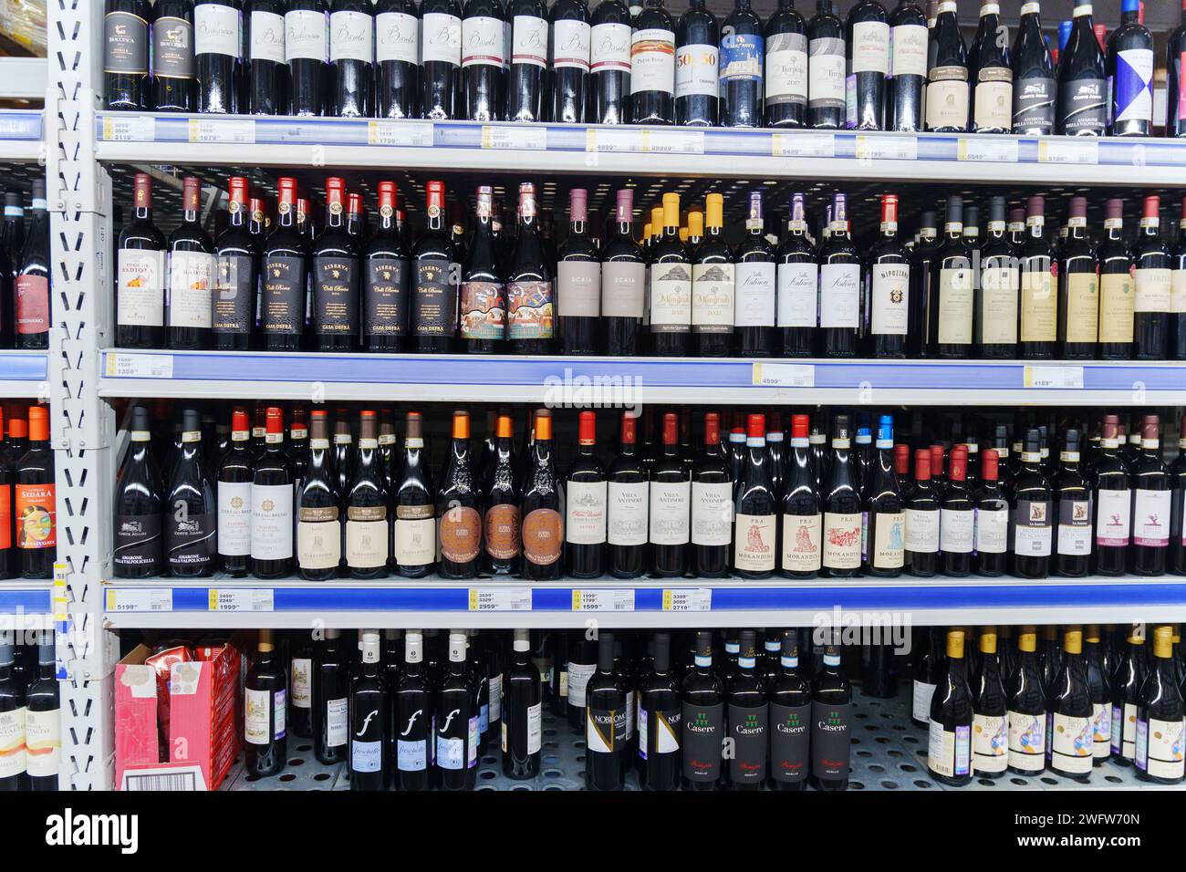 Tyumen, Russie-11 décembre 2023 : Metro Cash Carry Supermarket. Une vitrine avec du vin dans l'assortiment. Banque D'Images