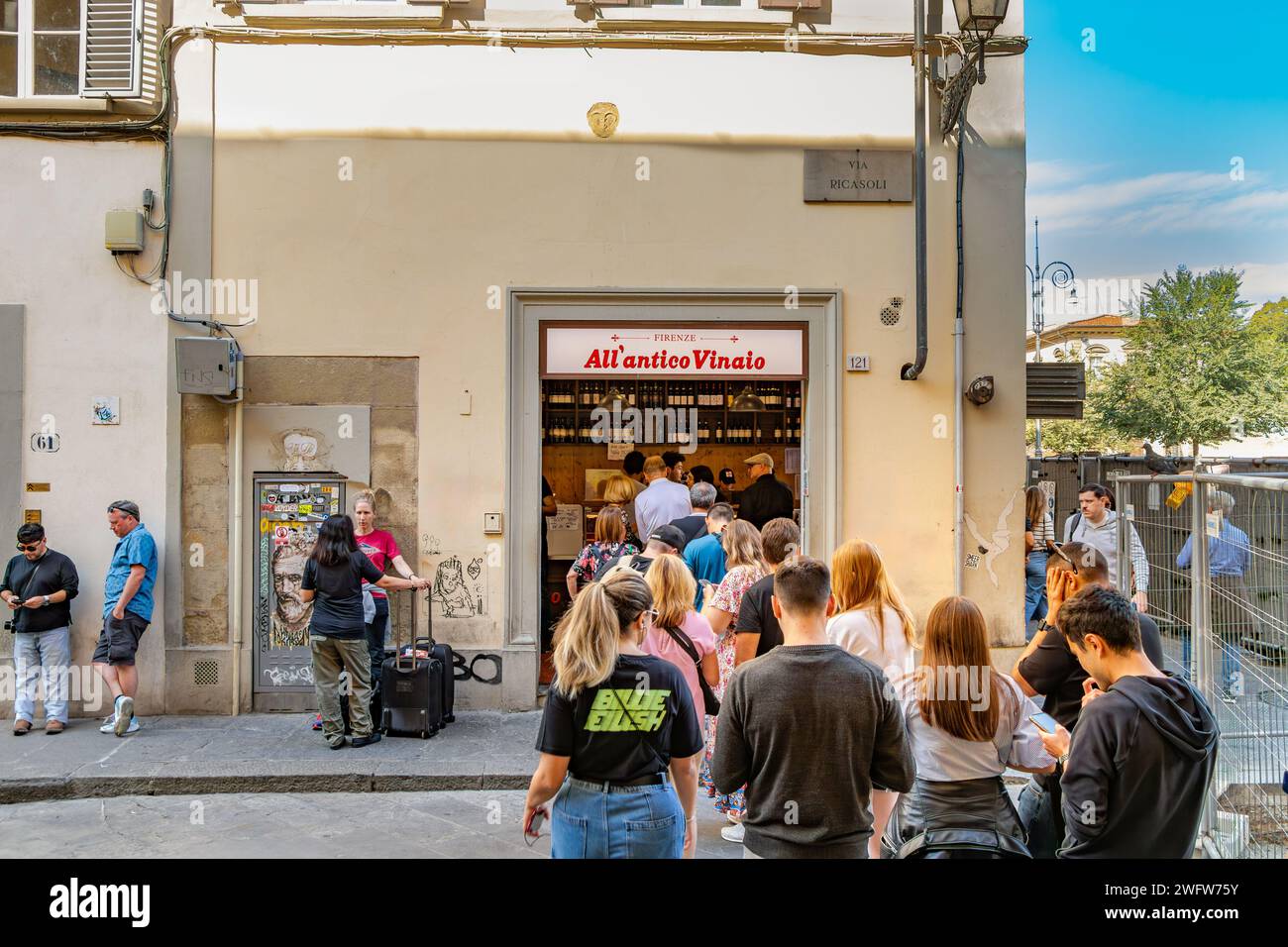 Les gens faisant la queue devant all'Antico Vinaio , un panini italien bien connu et sandwicherie sur la via Ricasoli , Florence, Italie Banque D'Images