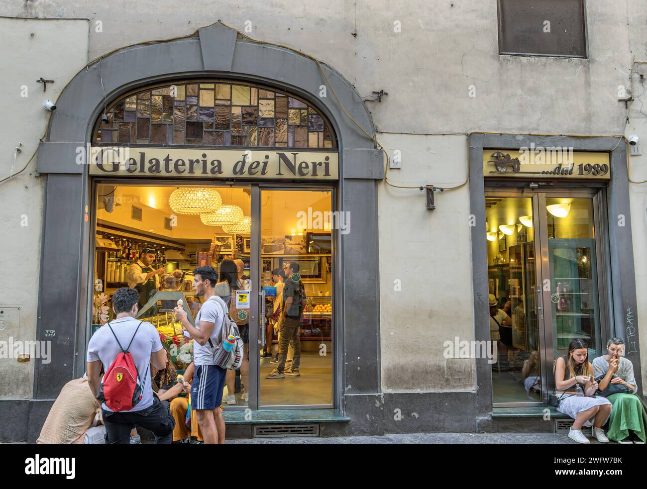 Les gens qui achètent de la glace à Gelateria dei Neri, sur la via dei Neri, l'un des meilleurs magasins de glace de Florence, Italie Banque D'Images