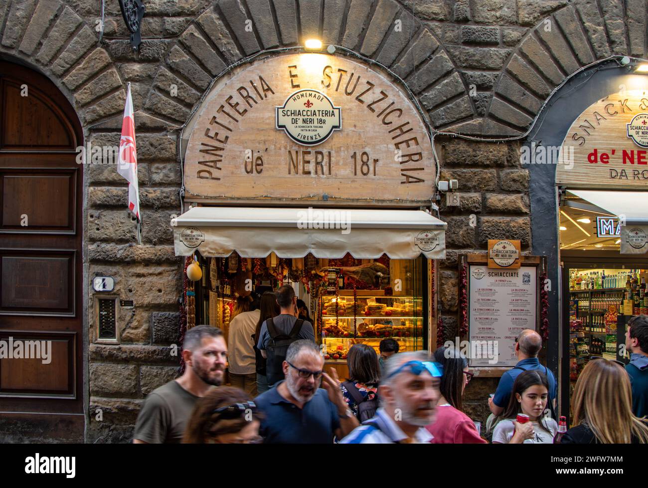 Les gens faisant la queue devant Schiacciateria de' Neri 18R une sandwicherie populaire sur la via dei Neri, Florence, Italie Banque D'Images