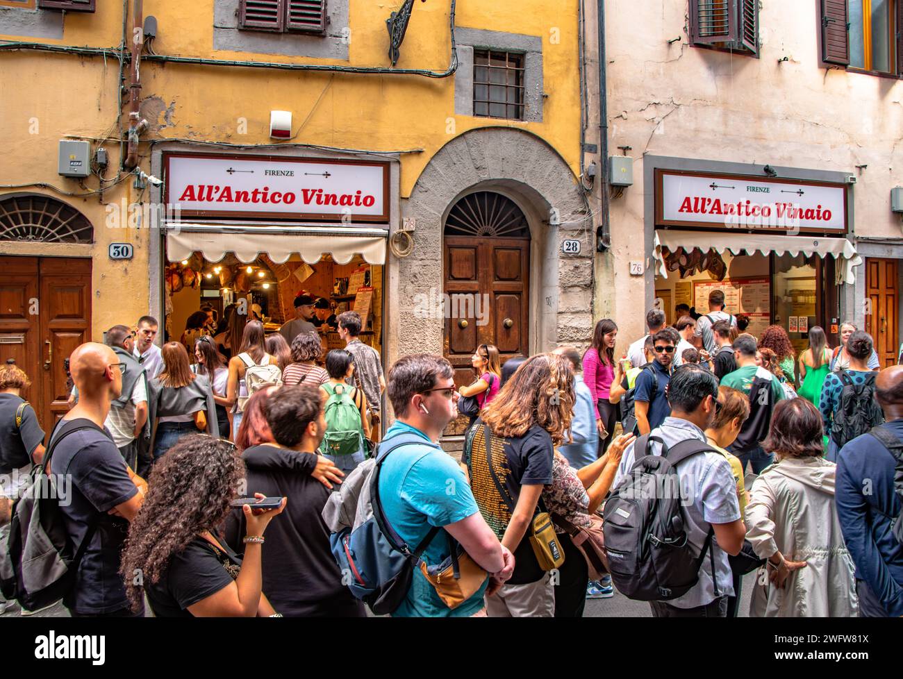 Foules de gens faisant la queue devant All'Antico Vinaio , un panini italien bien connu et sandwicherie sur la via dei Neri, Florence, Italie Banque D'Images