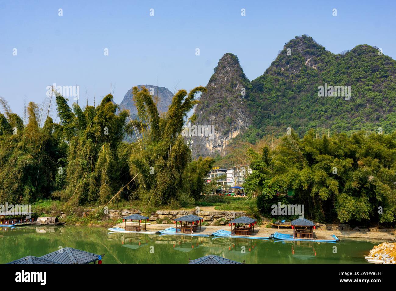 Chine Yangshuo Mointain vue panoramique sur la rivière Banque D'Images