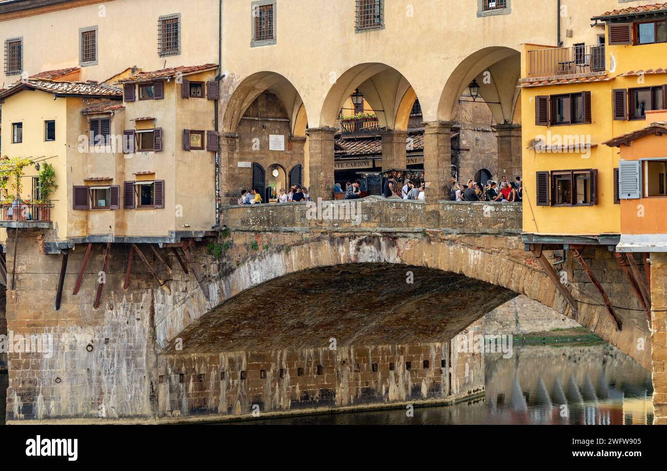 Le pont Ponte Vecchio , un pont médiéval en arc de pierre enjambant le fleuve Arno, à Florence, en Italie Banque D'Images