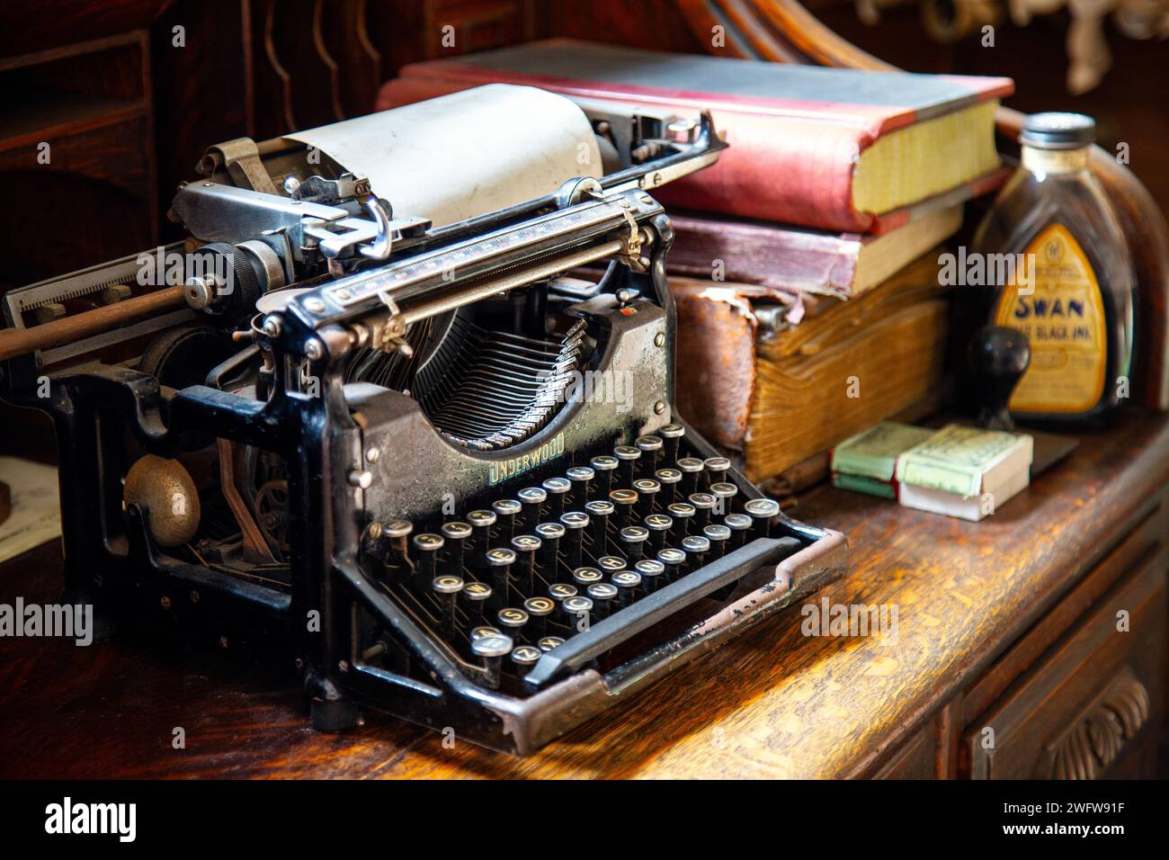 Machine à écrire Underwood, livres et encre sur un bureau, bureau des années 1930 (Black Country Living Museum, Dudley, Angleterre) Banque D'Images