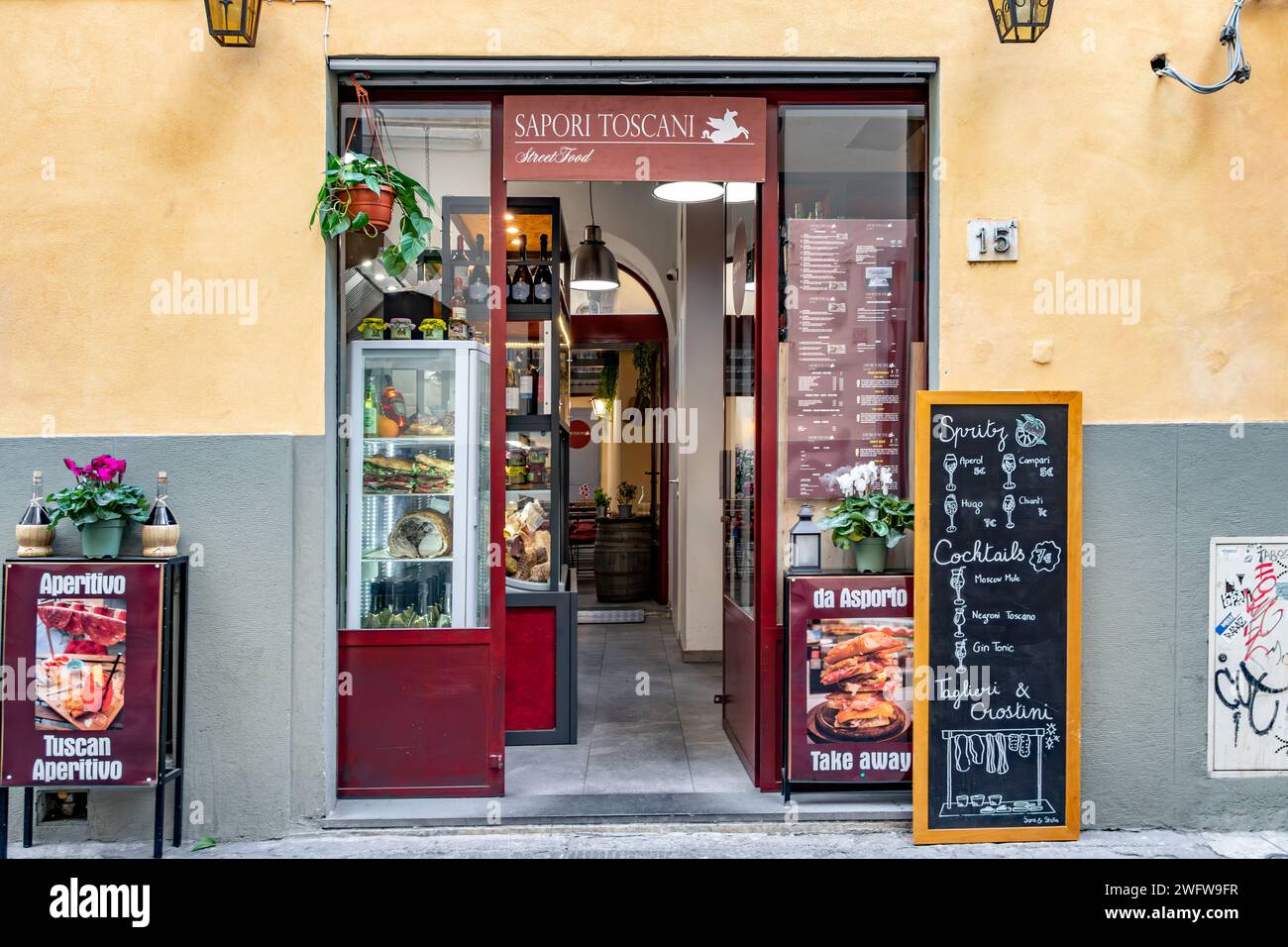 Sapori Toscani Street food , une petite sandwicherie et un bar sur la via dello Sprone, dans le quartier Oltrano de Florence, en Italie Banque D'Images
