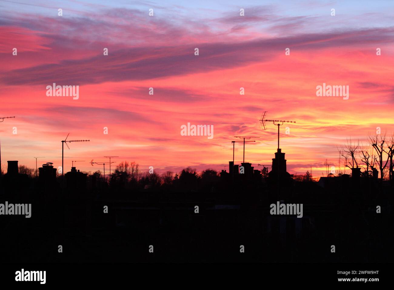 Colchester, Royaume-Uni. 1 février 2024. Magnifique coucher de soleil urbain à Colchester le premier jour d'un nouveau mois. Crédit : Eastern Views/Alamy Live News Banque D'Images