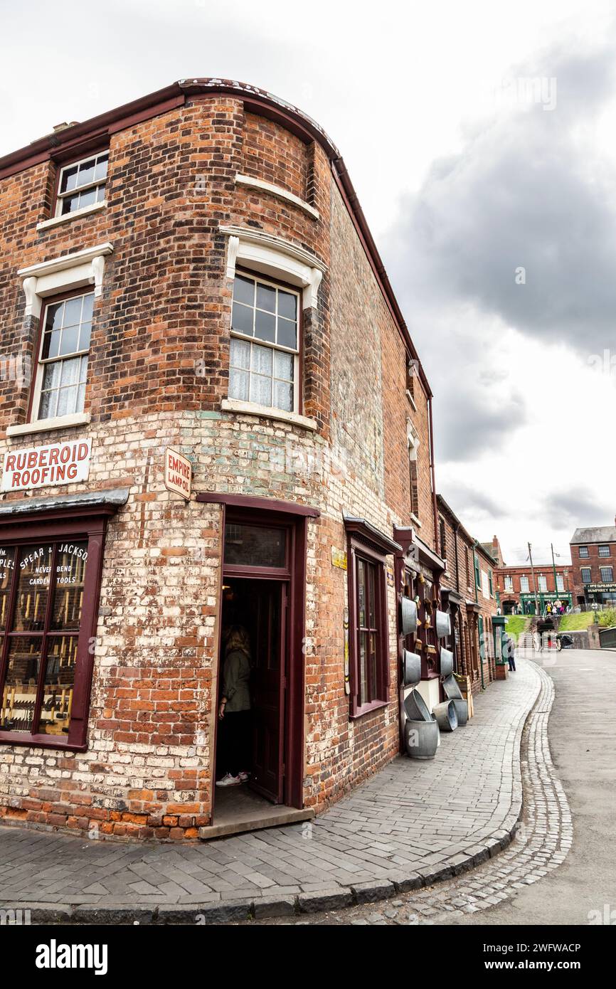 Boutique de quincaillerie et de ferronnerie au Black Country Living Museum, Dudley, Angleterre Banque D'Images