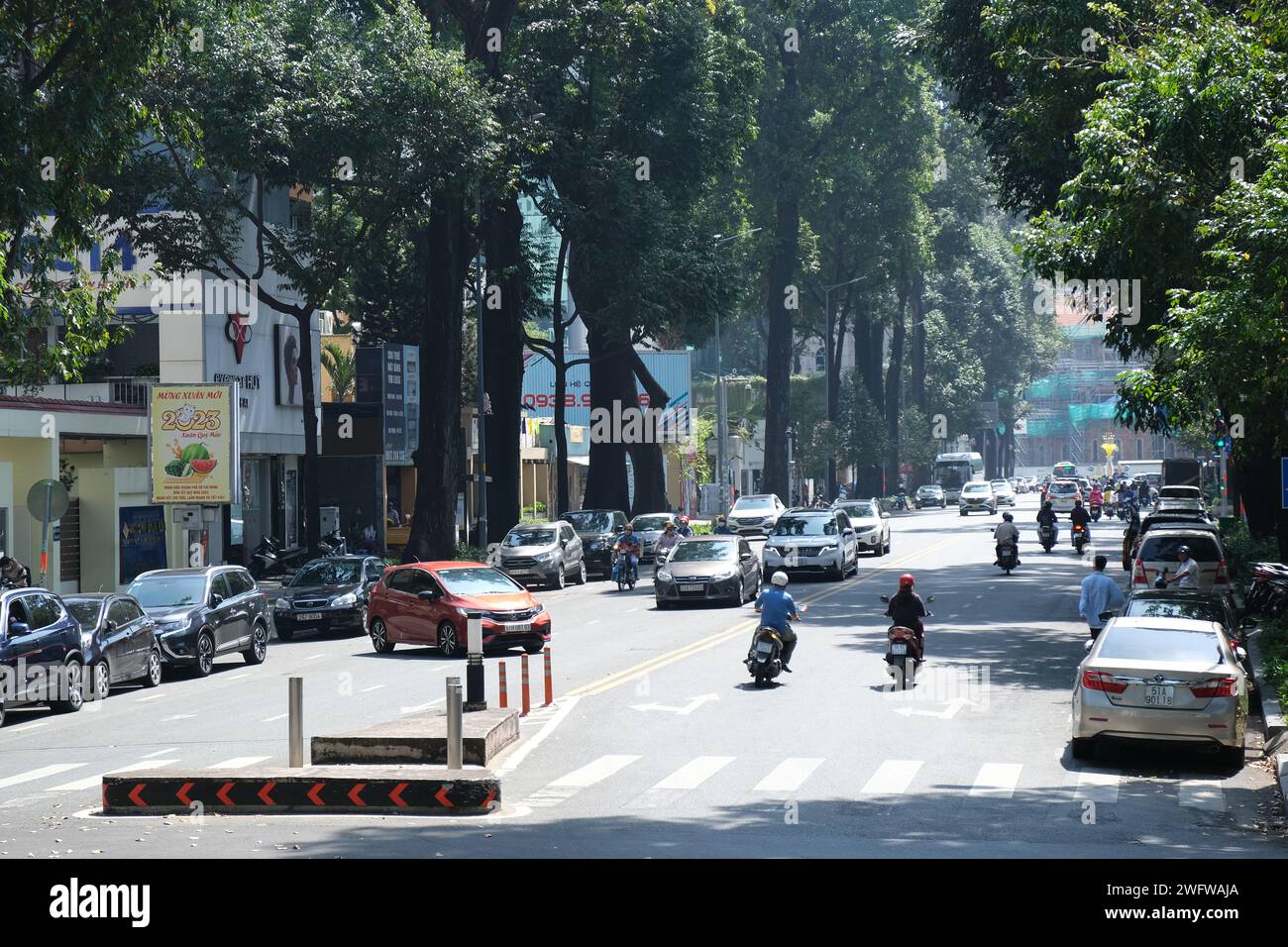 Rue large dans le centre-ville de Ho Chi Minh ville, Vietnam Banque D'Images