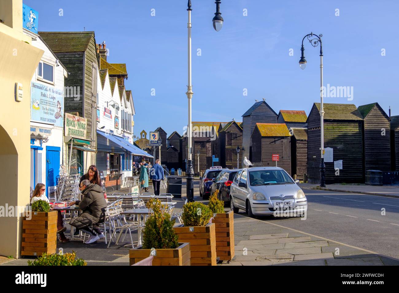 Cafés et pêcheurs's Net Huts sur Hastings Seafront, Rock-a-Nore Road, East Sussex, Royaume-Uni Banque D'Images