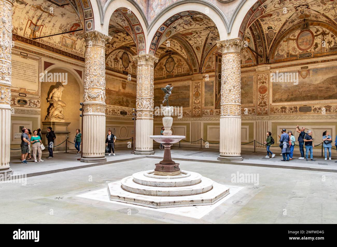 La cour du Palazzo Vecchio avec une superbe loggia, une galerie couverte avec des ouvertures voûtées qui donne sur la cour, Florence, Italie Banque D'Images