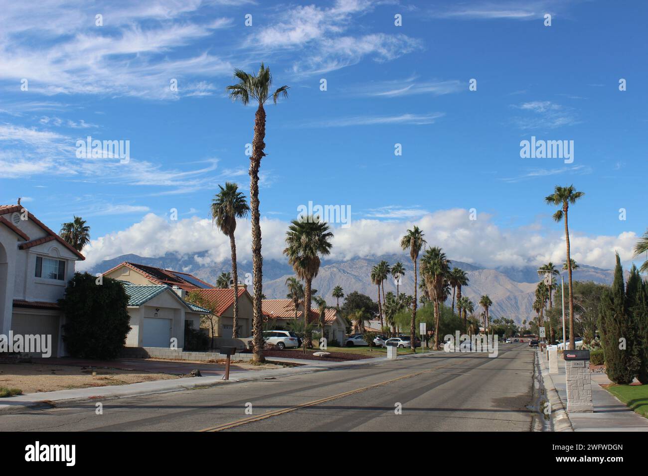 Vue des nuages sur les montagnes San Jacinto depuis Tachevah Drive, Cathedral City, Californie Banque D'Images