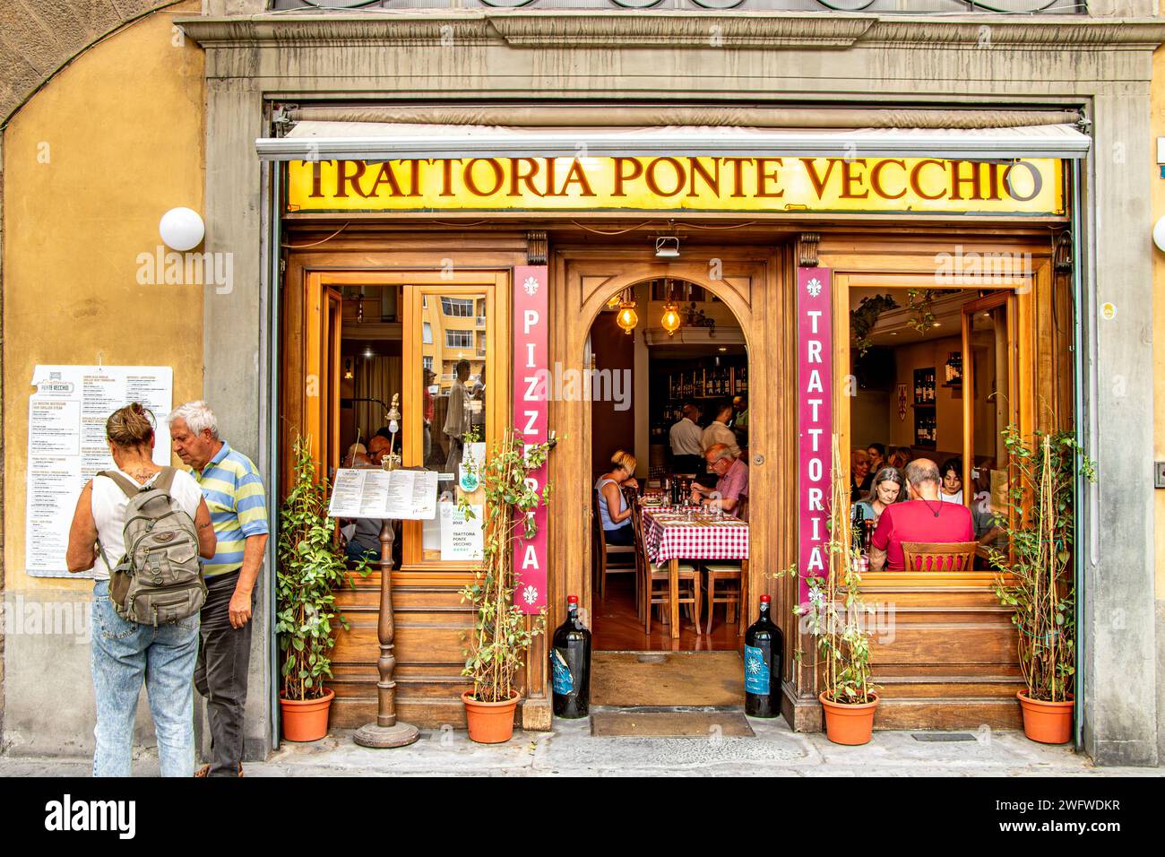 Les gens apprécient la nourriture à Trattoria Ponte Vecchio sur Lungarno degli Archibusieri, un restaurant à Florence, Italie Banque D'Images