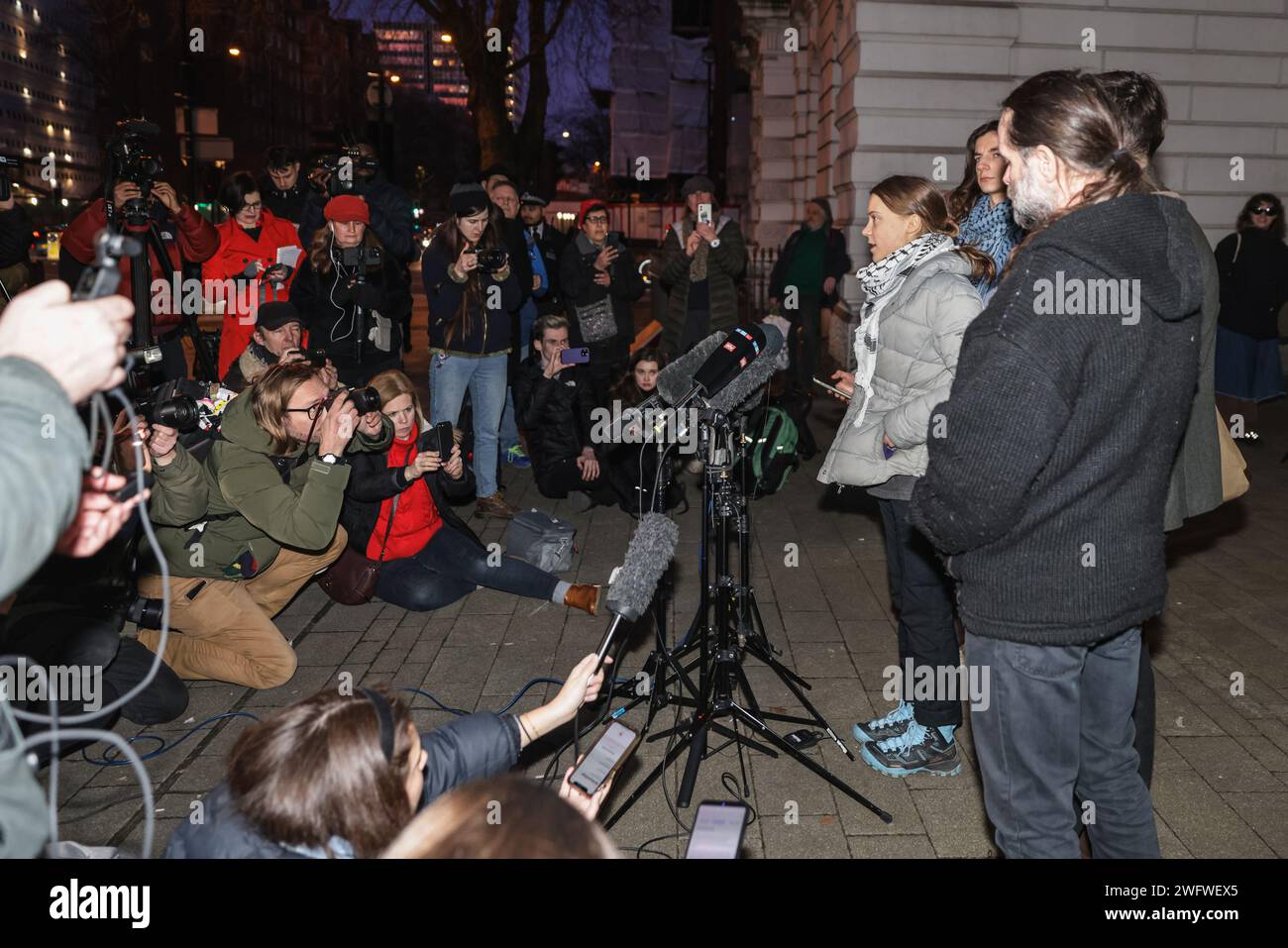 Londres, Royaume-Uni. 01 février 2024. GRETA Thunberg, activiste écologiste, fait une déclaration à la presse après le premier d'un procès probable de deux jours à Westminster magistrates court. Le militant a été arrêté alors qu'il manifestait à Londonen octobre 2023. Crédit : Imageplotter/Alamy Live News Banque D'Images