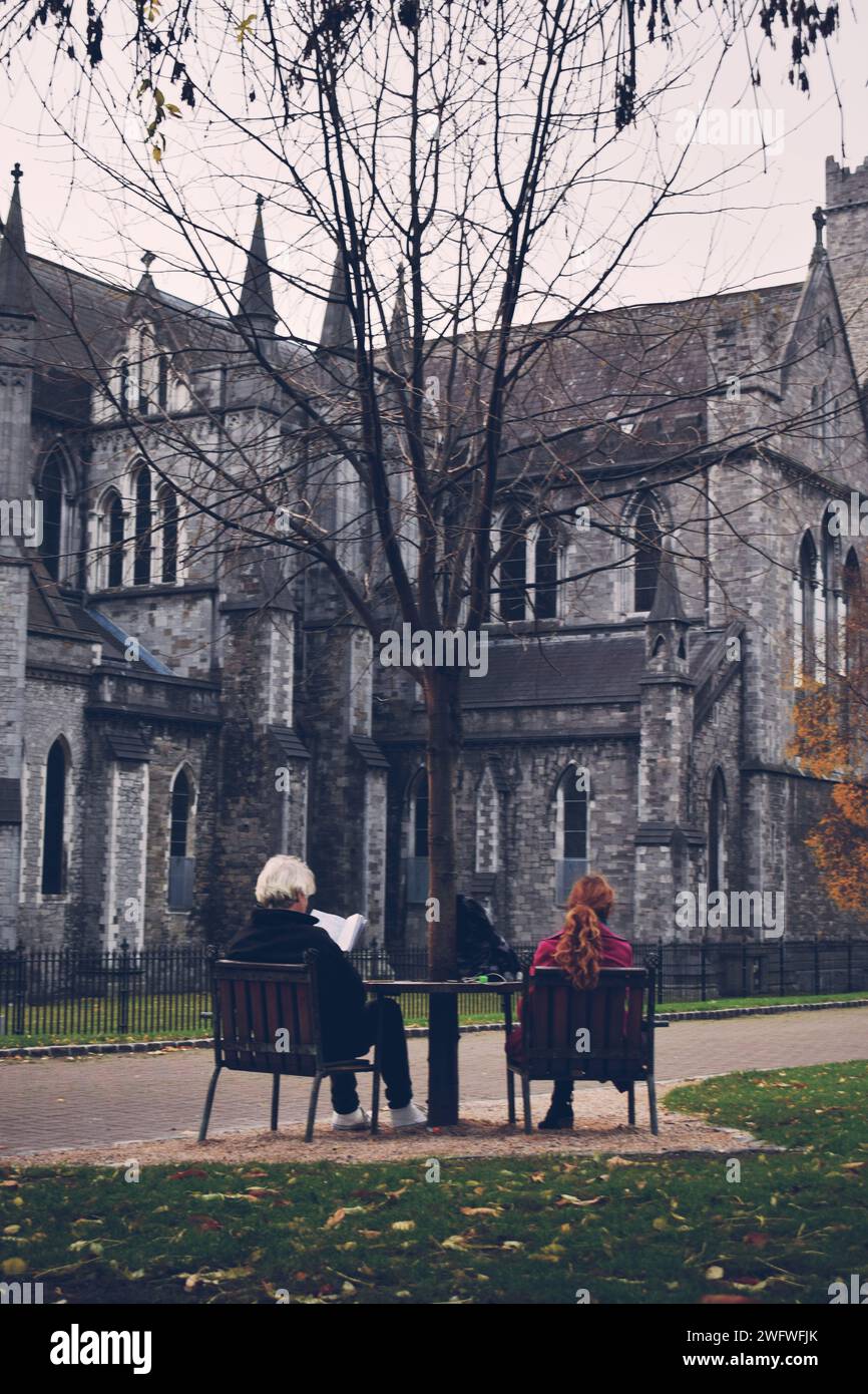 Deux personnes lisant tranquillement dans un jardin à Dublin, Irlande, le 18 novembre 2018 Banque D'Images