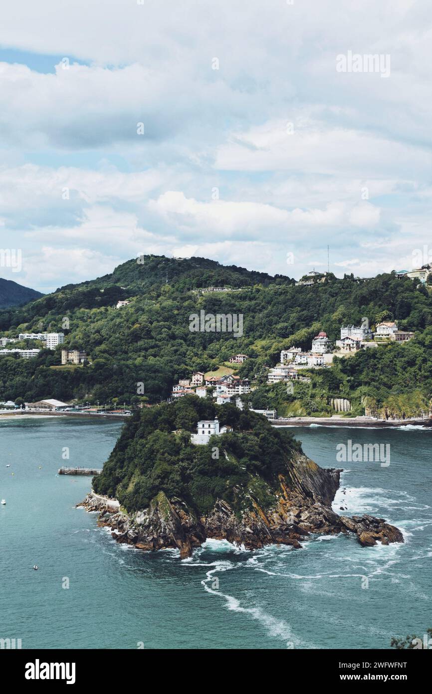 île au milieu de la baie de San Sebastian en Espagne le 21 juin 2021 Banque D'Images