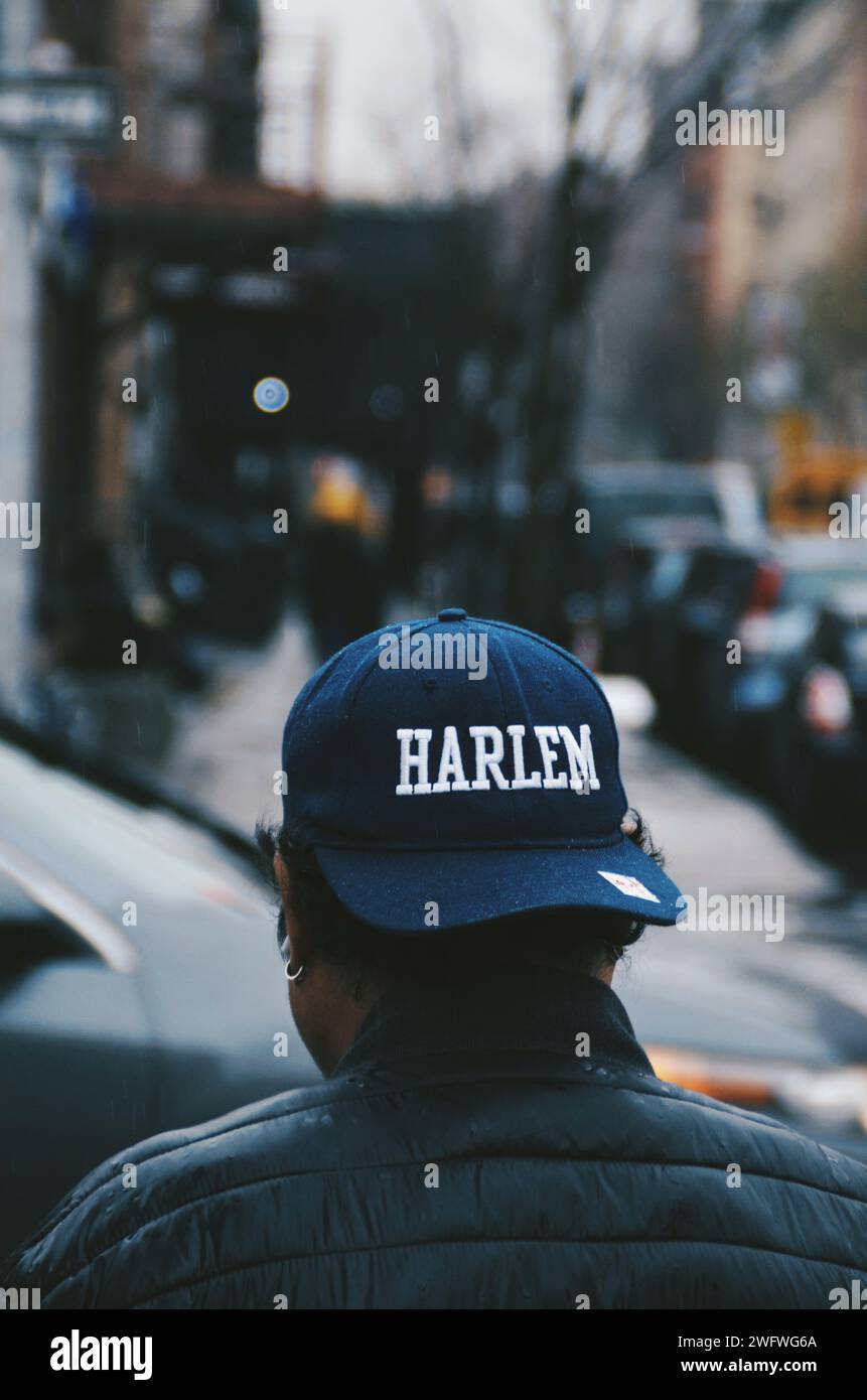 homme avec son dos à lui portant une casquette de harlem dans le quartier de harlem le 16 février 2020 Banque D'Images