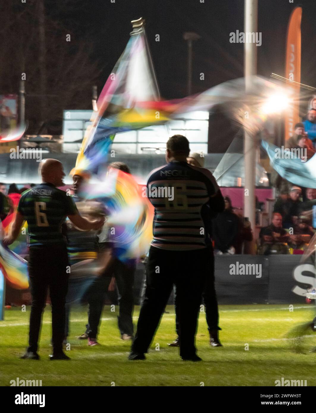 Les fans de rugby brandissent des drapeaux pour présenter les équipes aux Harlequins vs Leicester Tigers, The Stoop, Twickenham, Londres Royaume-Uni le 26 janvier 2024. Finale Banque D'Images