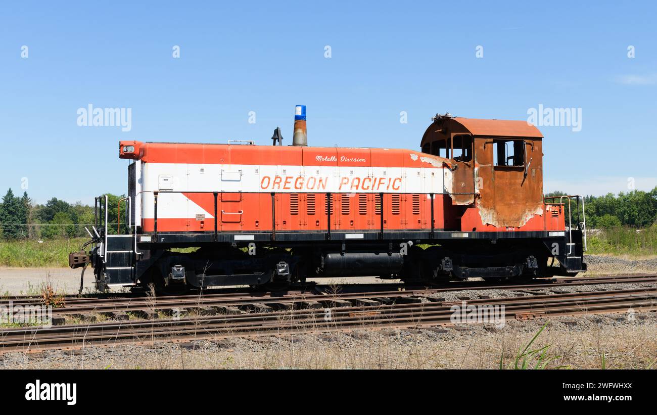 Molalla, OR, États-Unis - 11 juin 2023 ; incendie endommageant la locomotive du commutateur Oregon Pacific avec une cabine brûlée Banque D'Images