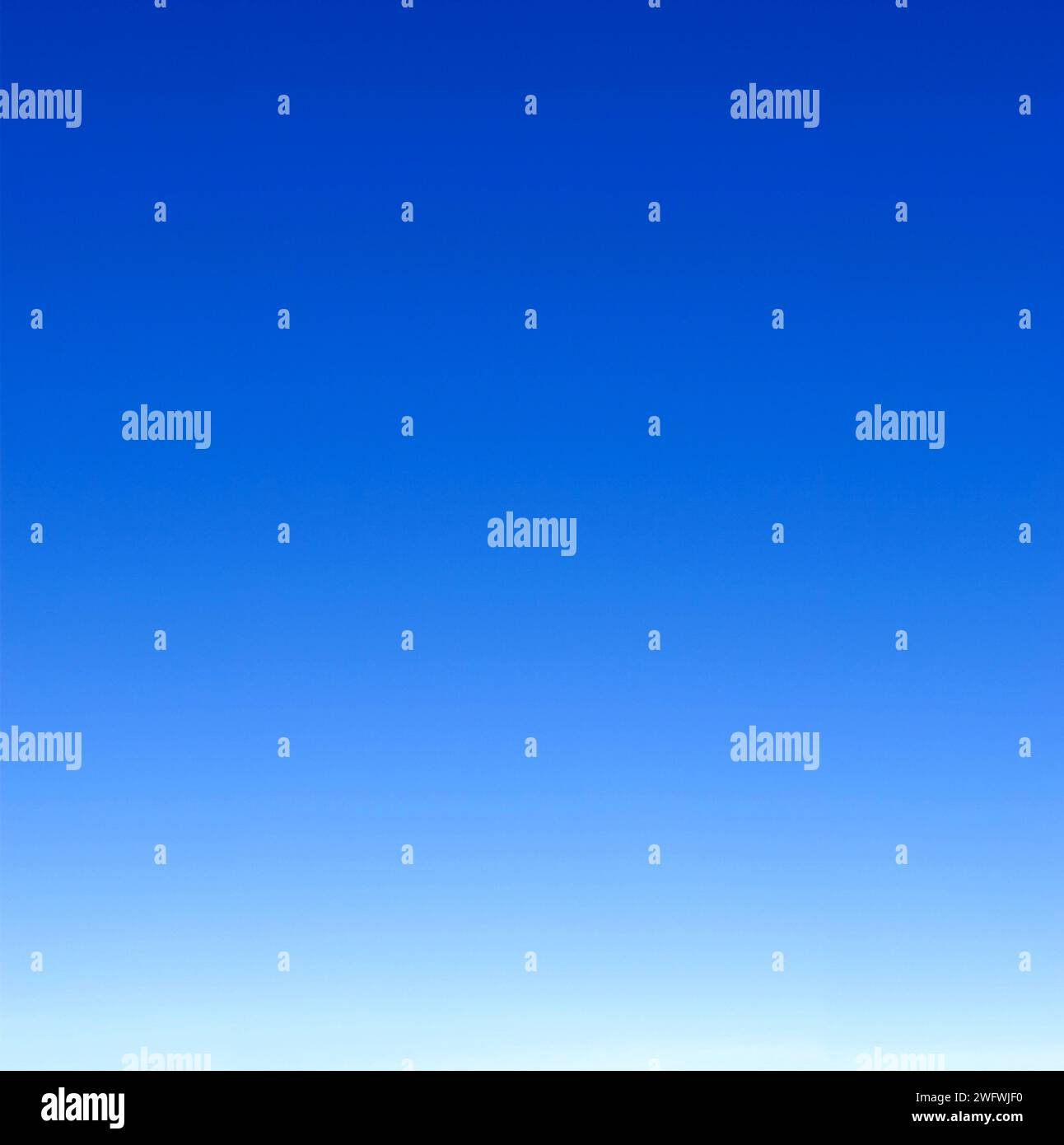 ciel bleu vide passant du blanc à l'horizon au bleu foncé Banque D'Images