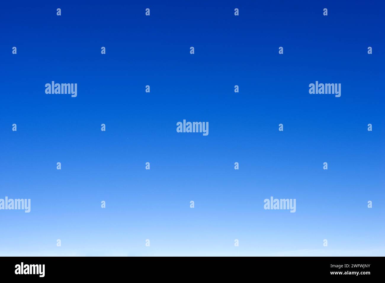 ciel bleu vide passant du blanc à l'horizon au bleu foncé Banque D'Images