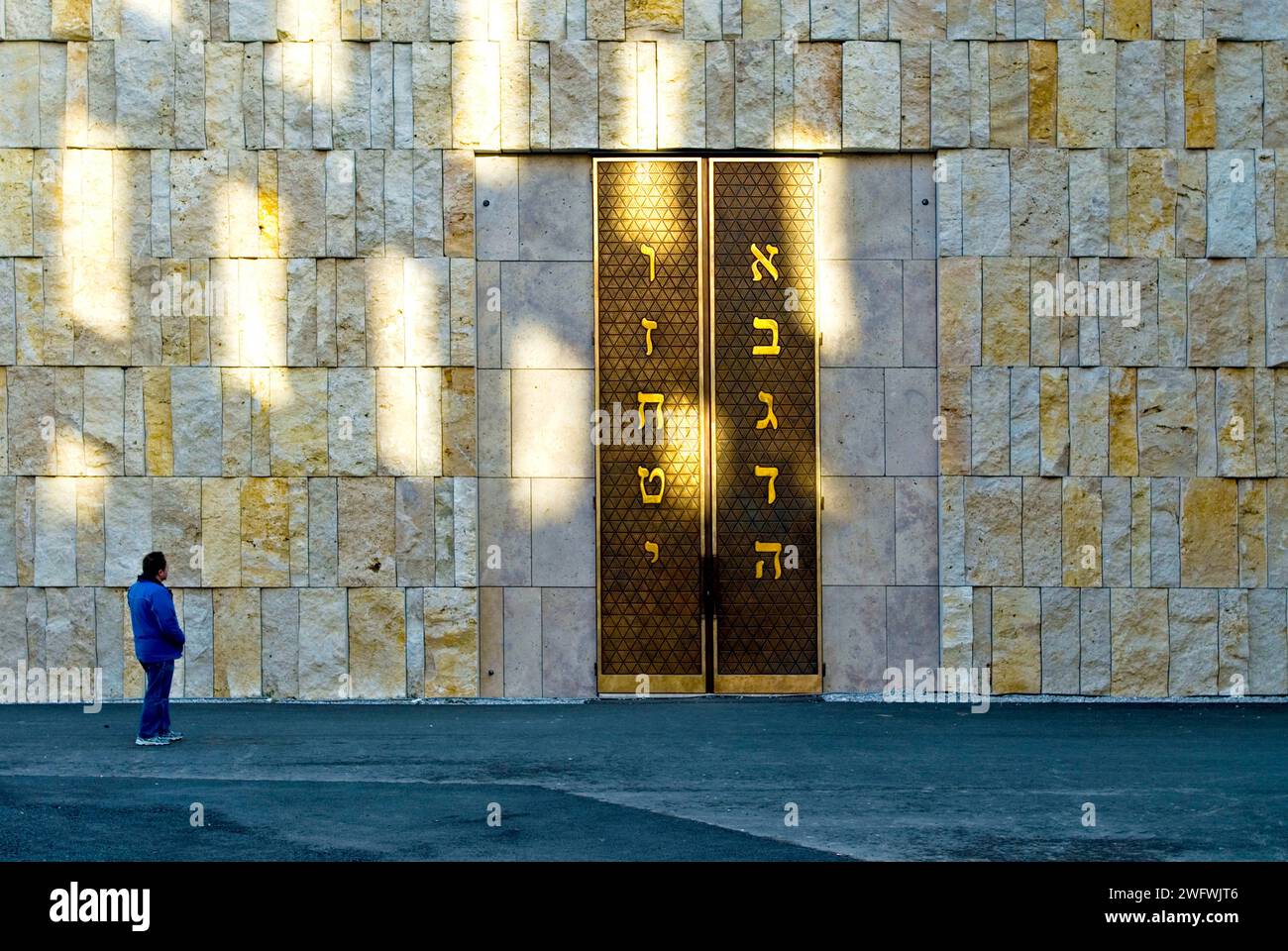 Homme debout devant l'entrée de la synagogue principale Ohel Jakob à l'établissement-Jakobs-Platz à Munich, Bavière, Allemagne, Europe Banque D'Images