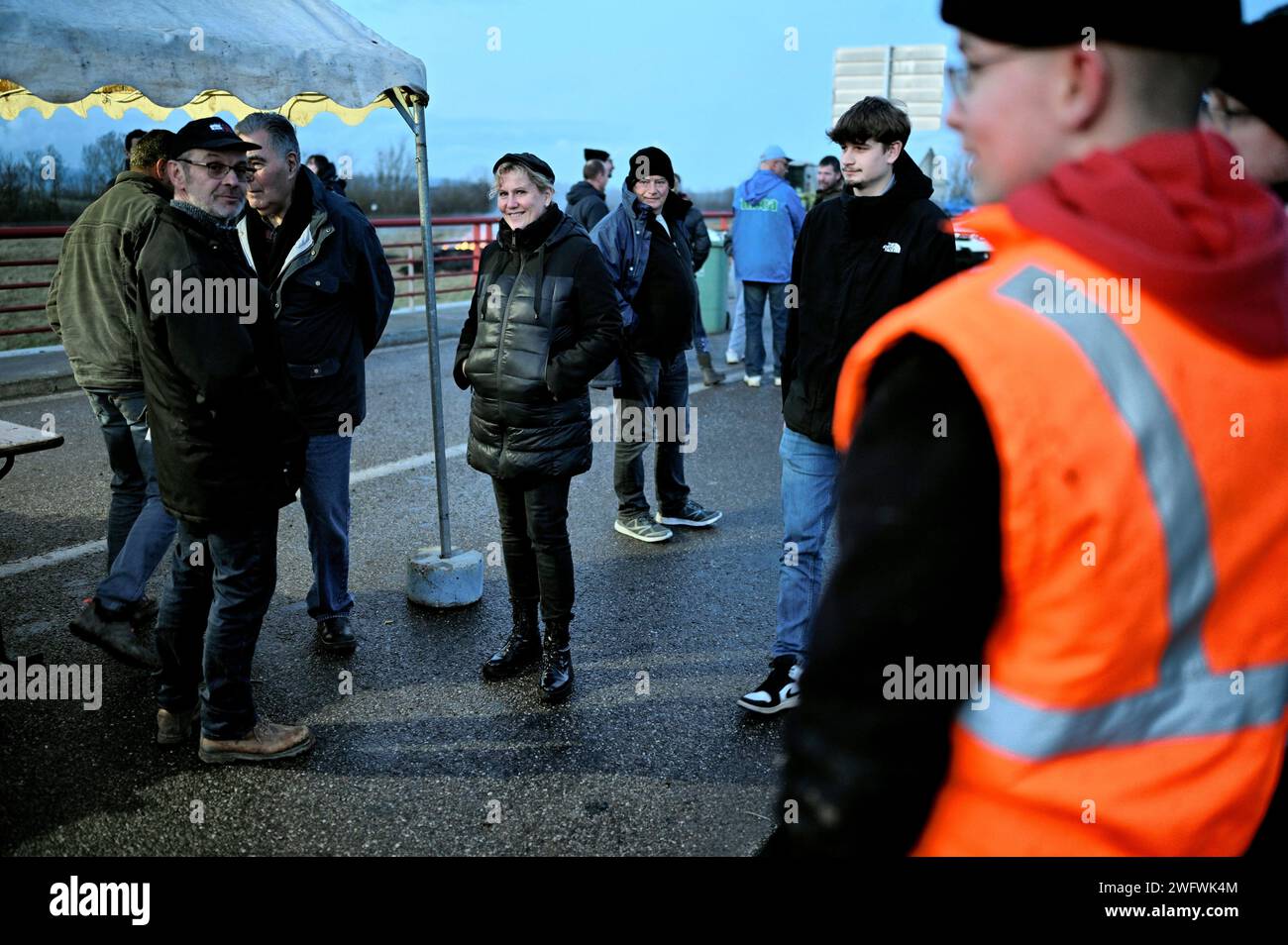Ville en Vermois, France. 01 février 2024. © PHOTOPQR/L'EST REPUBLICAIN/ALEXANDRE MARCHI ; VILLE EN VERMOIS ; 01/02/2024 ; AGRICULTURE - COLERE DES AGRICULTEURS - REVENDICATIONS - PAYSANS - MANIFESTATION - BLOQUAGE AUTOROUTES. Ville-en-Vermois (54) 1e février 2024. La députée européenne Nadine MORANO avec les agriculteurs en couleur. PHOTO Alexandre MARCHI. - Poursuite de la manifestation des agriculteurs français France 1 février 2024 crédit : MAXPPP/Alamy Live News Banque D'Images