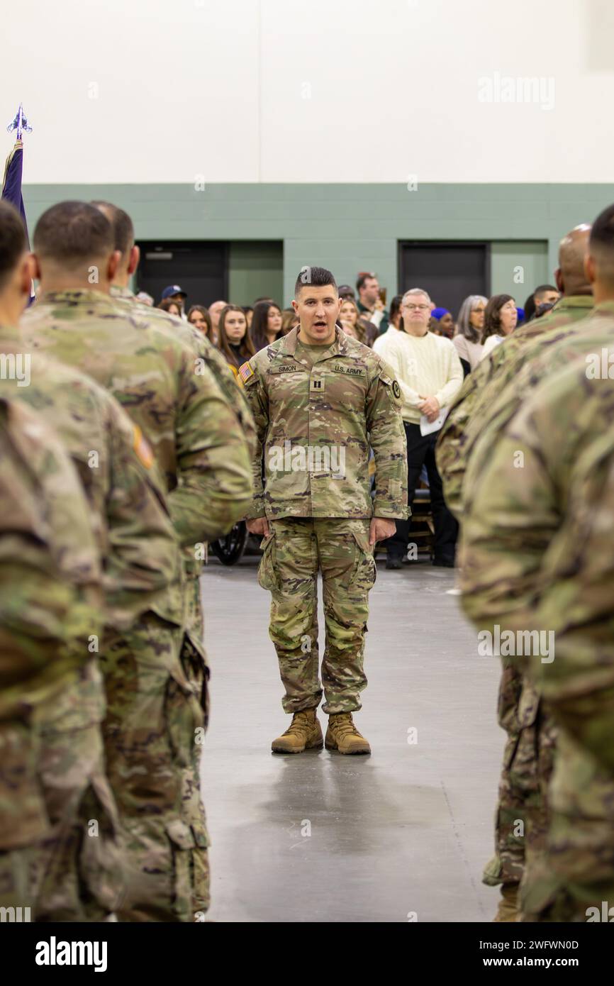 WORCESTER, Messe – au cours d’une grande cérémonie au Centre DCU, les familles, les amis et les dirigeants se sont réunis le 23 janvier 2024 pour envoyer le 1e bataillon du 181e régiment d’infanterie avant leur déploiement au Moyen-Orient à l’appui de l’opération Inherent Resolve. Parmi les conférenciers à la cérémonie figuraient le lieutenant-gouverneur Kim Driscoll, lieutenant-gouverneur du Massachusetts, le major général Gary W. Keefe, adjudant général de la garde nationale du Massachusetts, et le lieutenant-colonel Alex Hampton, commandant du 1-181st Infantry Battalion. Au cours de la cérémonie, Hampton et le Sgt de commandement Sean P. Fitzgerald, Commandement Serge Banque D'Images