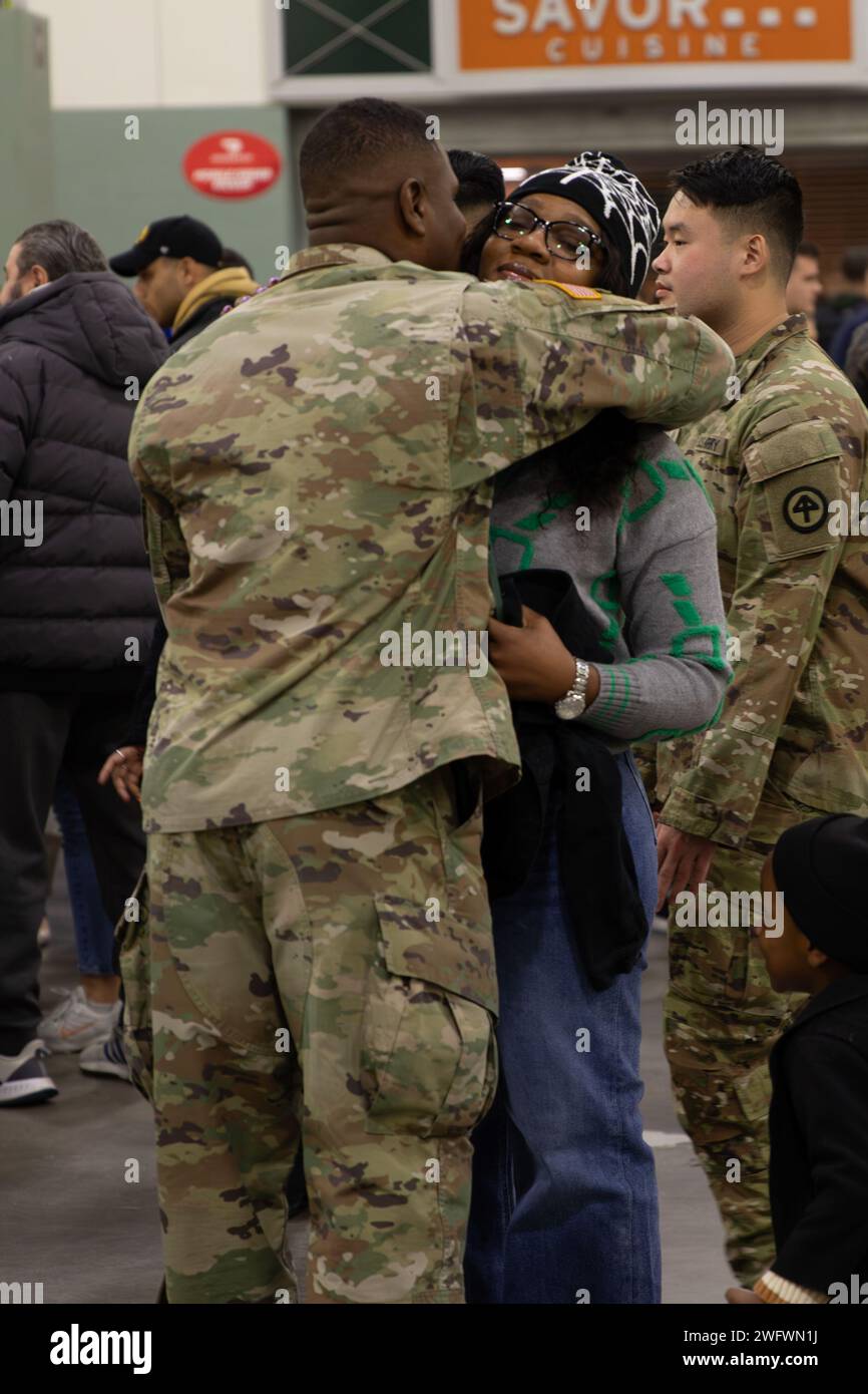 WORCESTER, Messe – au cours d’une grande cérémonie au Centre DCU, les familles, les amis et les dirigeants se sont réunis le 23 janvier 2024 pour envoyer le 1e bataillon du 181e régiment d’infanterie avant leur déploiement au Moyen-Orient à l’appui de l’opération Inherent Resolve. Parmi les conférenciers à la cérémonie figuraient le lieutenant-gouverneur Kim Driscoll, lieutenant-gouverneur du Massachusetts, le major général Gary W. Keefe, adjudant général de la garde nationale du Massachusetts, et le lieutenant-colonel Alex Hampton, commandant du 1-181st Infantry Battalion. Au cours de la cérémonie, Hampton et le Sgt de commandement Sean P. Fitzgerald, Commandement Serge Banque D'Images