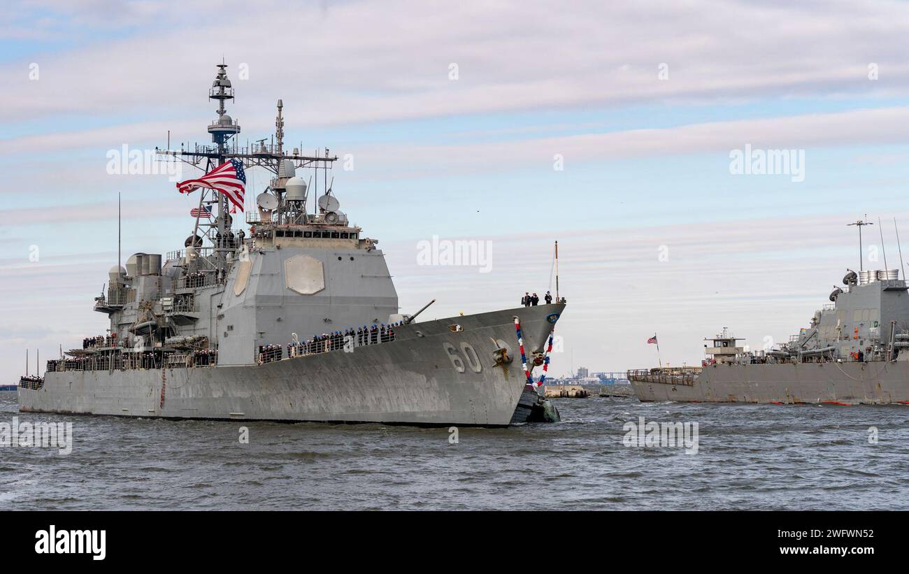 Le croiseur de missiles guidés de classe Ticonderoga USS Normandy (CG 60) retourne à la base navale de Norfolk après un déploiement de huit mois, le 20 janvier 2024. Normandy, qui fait partie du Gerald R. Ford Carrier Strike Group, est déployé dans la zone d'opérations des forces navales américaines en Europe, employé par la 6e flotte américaine pour défendre les intérêts américains, alliés et partenaires. Banque D'Images