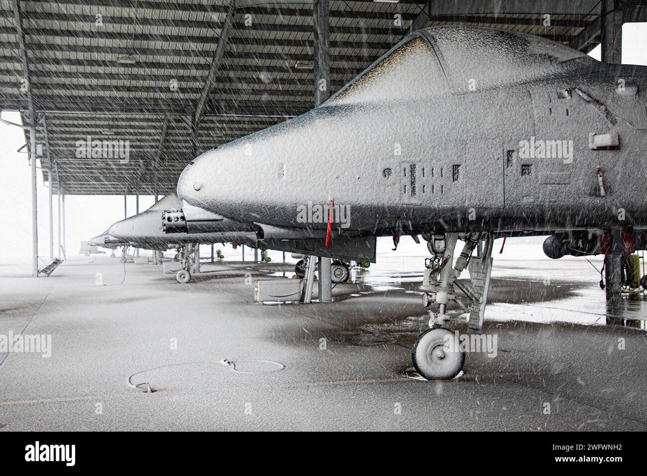 Des avions a-10C Thunderbolt II sont stationnés sur la ligne de vol pendant une tempête hivernale à la base de la Garde nationale de Selfridge Air, Michigan, le 12 janvier 2024. Quelle que soit la température, la 127th Wing fonctionne 24 heures sur 24, 365 jours par an, pour soutenir l’État et la nation. Banque D'Images