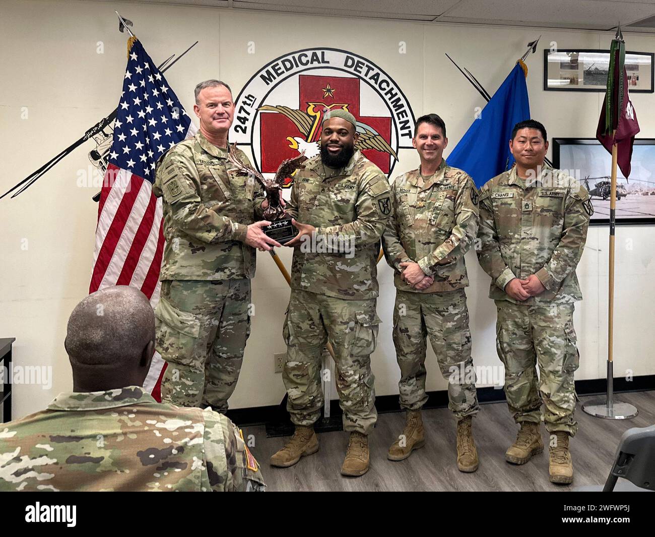 Le major général Curtis D. Taylor, commandant général du National Training Center (NTC) et fort Irwin, à gauche, présente le prestigieux U.S. Army Forces Command (FORSCOM Supply Excellence Award (SEA) pour le meilleur approvisionnement d'unité FORSCOM de niveau I à la Charlie Company, 2916e bataillon d'aviation « Raptors » Banque D'Images