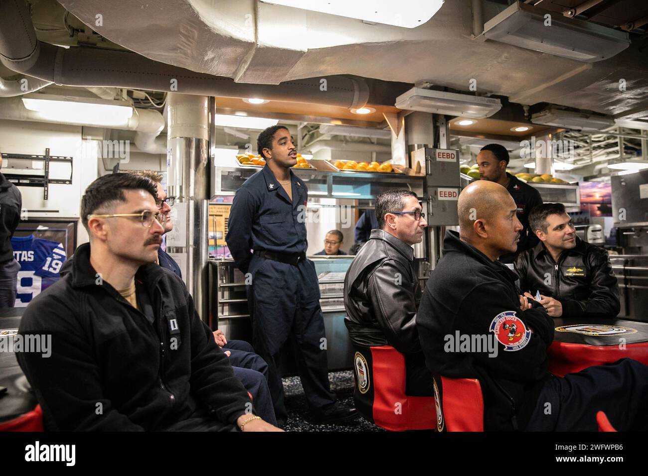 240115-N-VM650-1010 MER DE CHINE MÉRIDIONALE (15 janvier 2024) les marins à bord du destroyer de missiles guidés de classe Arleigh Burke USS Sterett (DDG 104) célèbrent Martin Luther King Jr Journée sur les ponts de mess. Sterett est affecté au Carrier Strike Group ONE et déployé dans la zone d'opérations de la 7e flotte américaine en soutien à un Indo-Pacifique libre et ouvert. Banque D'Images