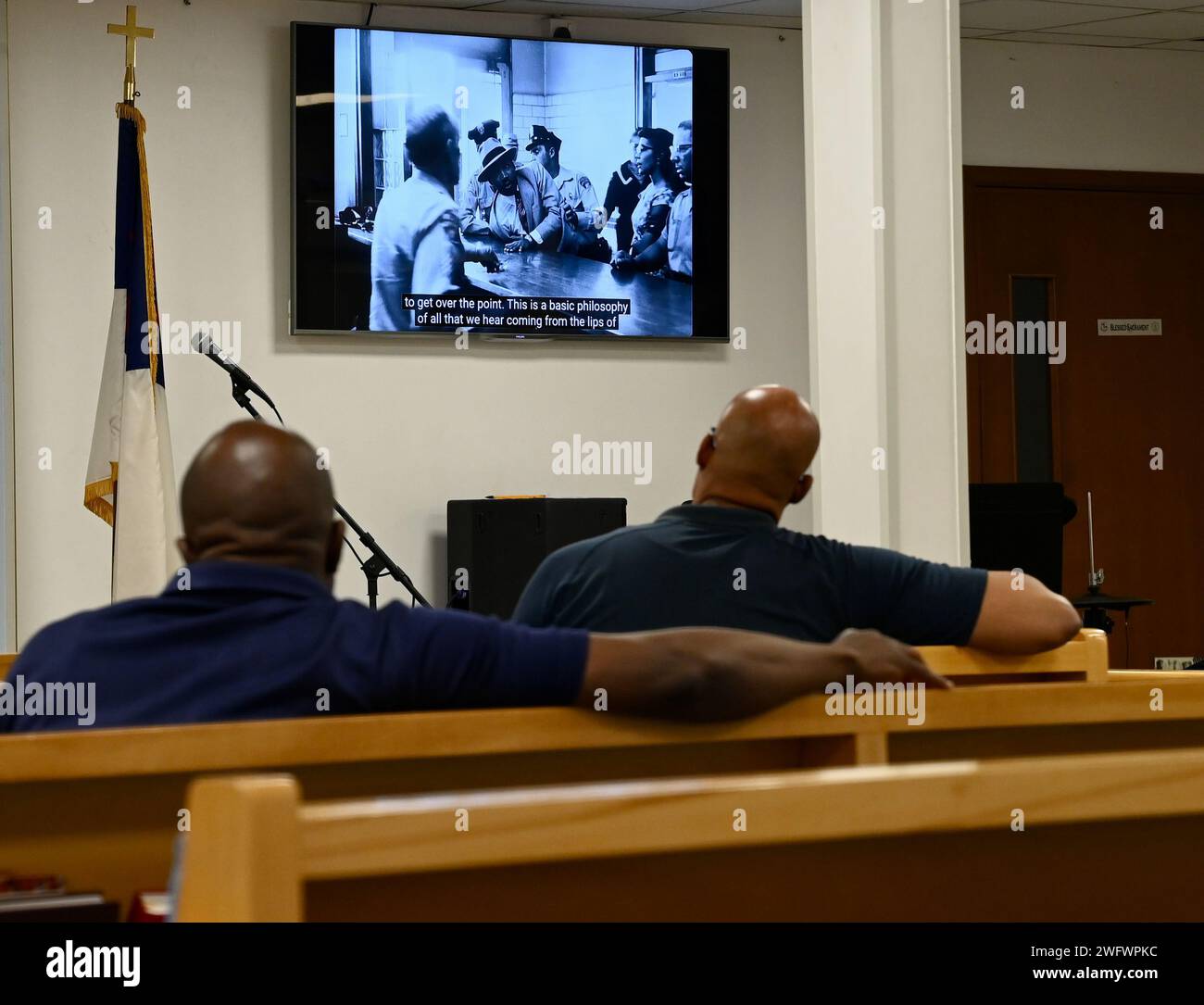 Des aviateurs de l'US Air Force regardent un discours du Dr Martin Luther King Jr. Pendant le service religieux à un endroit non divulgué dans la zone de responsabilité du commandement central des États-Unis le 14 janvier 2024. L’installation a accueilli divers événements pour réfléchir à l’héritage de MLK Jr. Banque D'Images