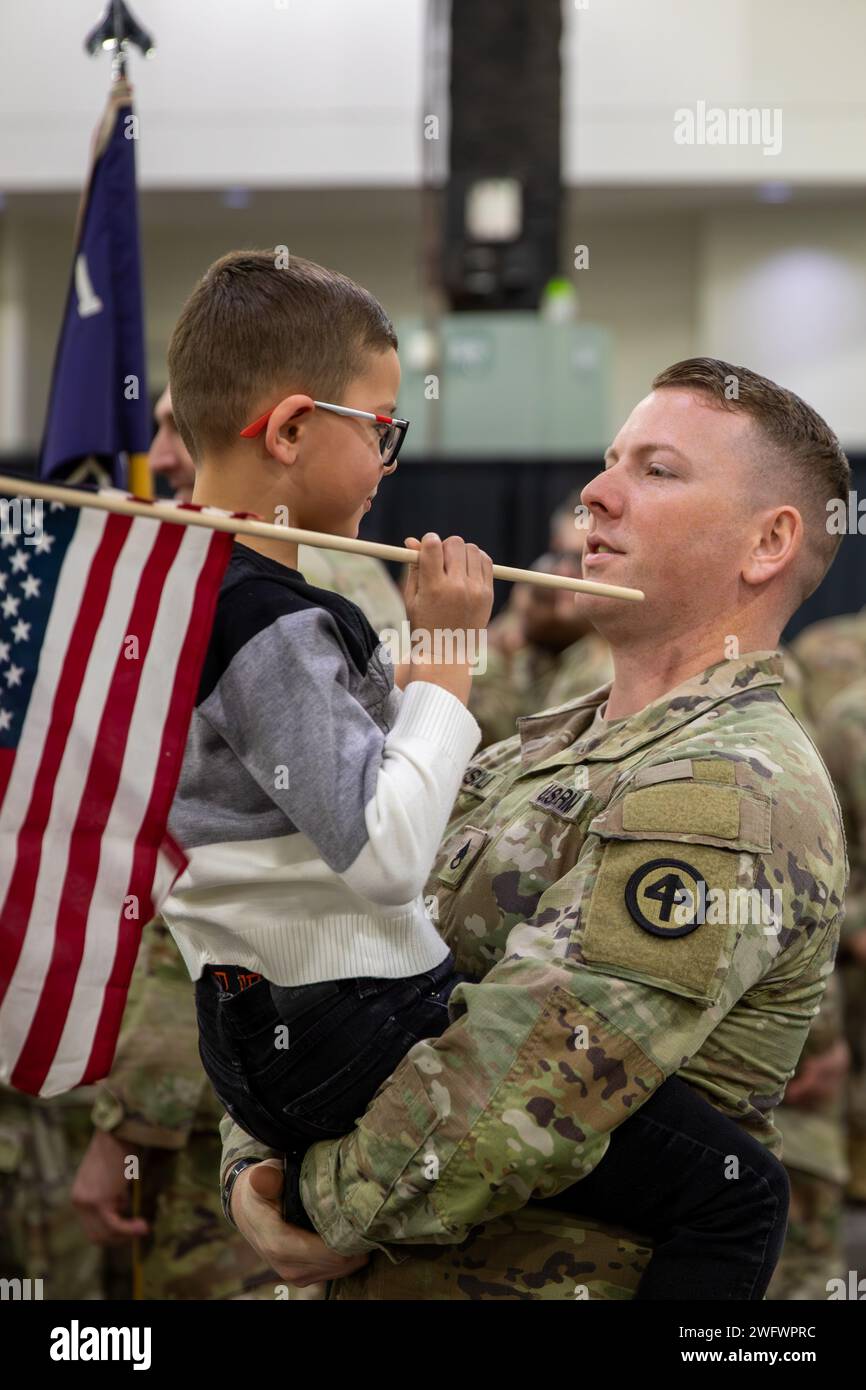 WORCESTER, Messe – au cours d’une grande cérémonie au Centre DCU, les familles, les amis et les dirigeants se sont réunis le 23 janvier 2024 pour envoyer le 1e bataillon du 181e régiment d’infanterie avant leur déploiement au Moyen-Orient à l’appui de l’opération Inherent Resolve. Parmi les conférenciers à la cérémonie figuraient le lieutenant-gouverneur Kim Driscoll, lieutenant-gouverneur du Massachusetts, le major général Gary W. Keefe, adjudant général de la garde nationale du Massachusetts, et le lieutenant-colonel Alex Hampton, commandant du 1-181st Infantry Battalion. Au cours de la cérémonie, Hampton et le Sgt de commandement Sean P. Fitzgerald, Commandement Serge Banque D'Images