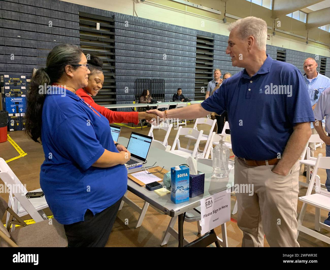 Dr 4724, septembre 2,2023, Lahaina, Maui, HI : le président de la Chambre, Kevin McCarthy, Bob Fenton, coordinateur fédéral en chef de la réponse, et les membres du Congrès, les représentants David Joyce, Jill Takuda, Jared Moskiwitz et Russ Fulcher visitent la RDC de Lahaina et posent avec le personnel pour une photo de groupe. La délégation du Congrès a visité la zone ravagée de Lahaina, Maui, HI. SOH McCarthy accueille certains membres du personnel de la SBA à la RDC à Lahaina. Patsy Lynch/FEMA, Banque D'Images