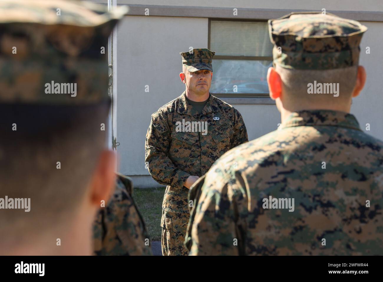 Le Sgt. Major du corps des Marines américain Bryan Alfaro, sergent-major, Marine corps Air Station (MCAS) Beaufort, parle avec les Marines après une cérémonie de remise des prix au MCAS Beaufort, Caroline du Sud, le 19 janvier 2024. Cette cérémonie a eu lieu pour décerner au Cpl Jarret Determan, maître-chien de travail militaire, quartier général et escadron du quartier général (H&HS), MCAS Beaufort, et au lance Cpl Isabella Jones, maître-chien de travail militaire, H&HS, la Médaille de la Marine et du corps des Marines. Determan et Jones ont immédiatement prodigué des soins médicaux à un collègue patron en raison d'une blessure accidentelle par balle. Banque D'Images