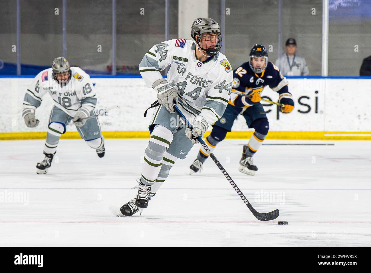 ACADÉMIE DE L'ARMÉE DE L'AIR AMÉRICAINE, COLORADO -- Will de l'Air Force Staring contrôle le palet dans la zone neutre contre Canisius College lors d'un match à la Cadet Ice Arena le 27 janvier 2024 à Colorado Springs, Colorado. L'Armée de l'Air a battu Canisius 3-5. Banque D'Images