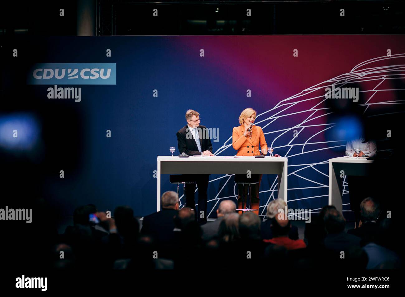 Julia Kloeckner, trésorière fédérale de la CDU et Stefan Kooths, économiste allemand, ont enregistré lors de l'événement - nous écoutons | Sommet du groupe parlementaire CDU/CSU I transition économique pour l'Allemagne au Bundestag allemand à Berlin, le 1 février 2024. Banque D'Images