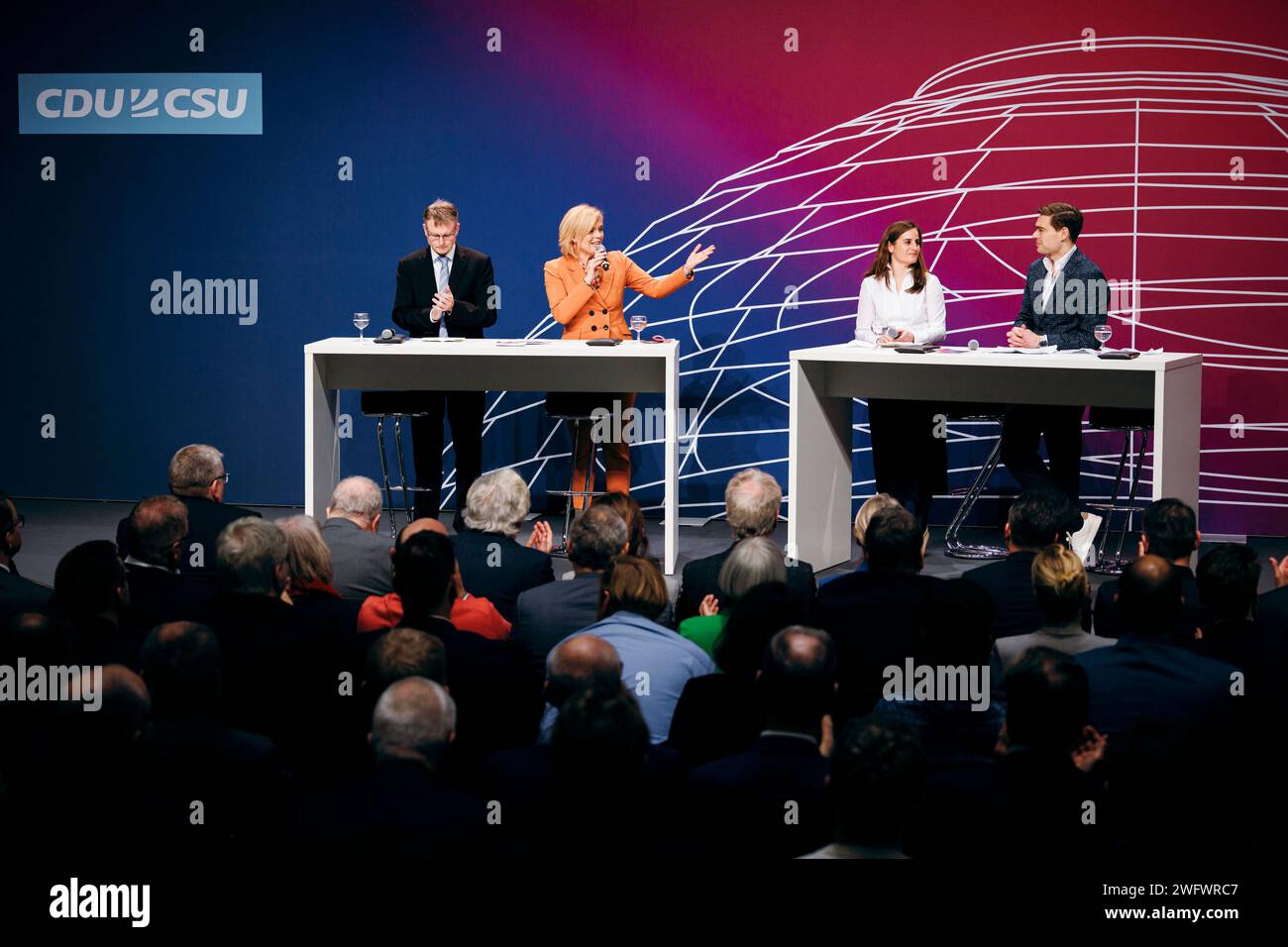 Julia Kloeckner, trésorière fédérale de la CDU et Stefan Kooths, économiste allemand, ont enregistré lors de l'événement - nous écoutons | Sommet du groupe parlementaire CDU/CSU I transition économique pour l'Allemagne au Bundestag allemand à Berlin, le 1 février 2024. Banque D'Images